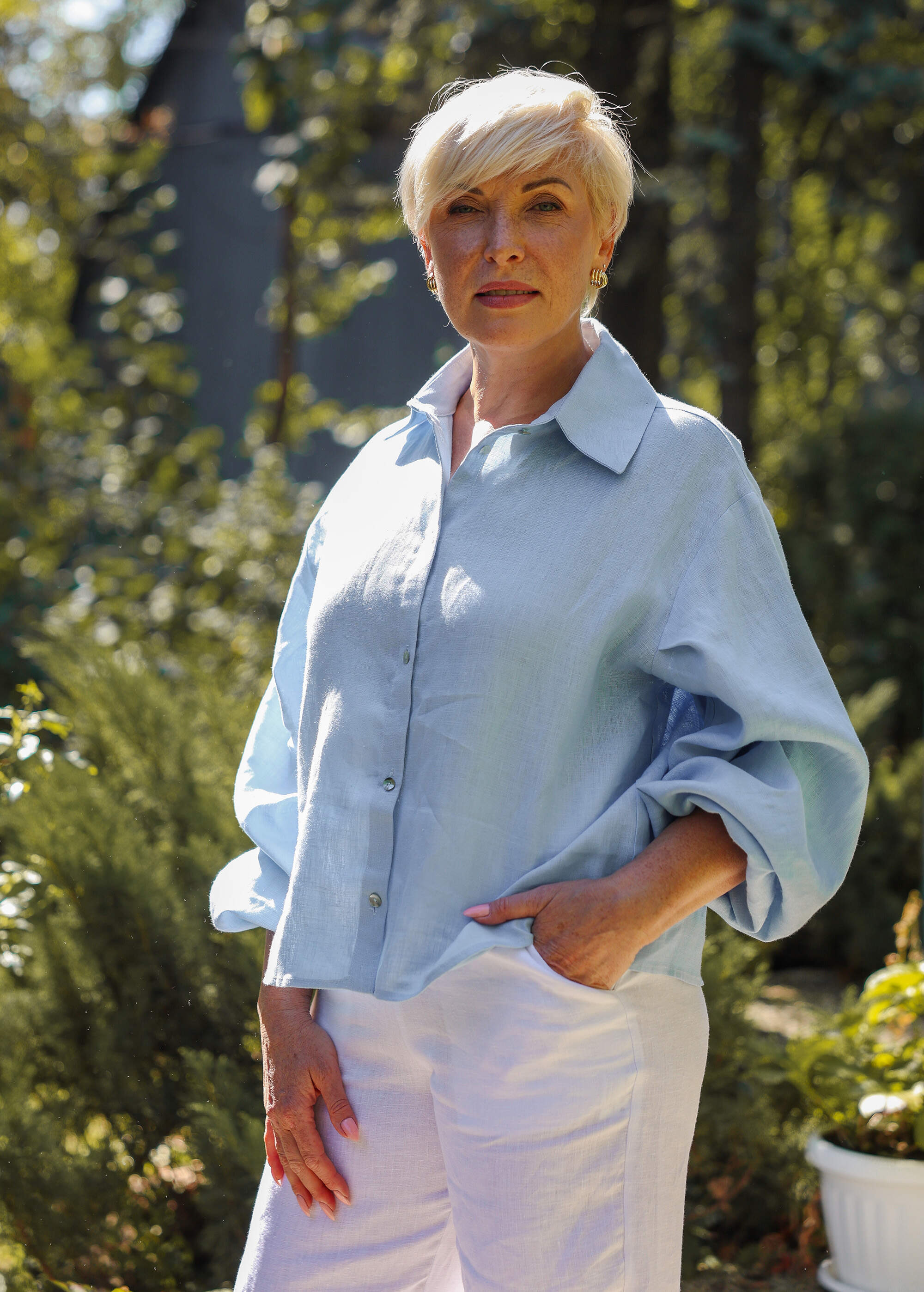 a woman in white pants and a blue shirt