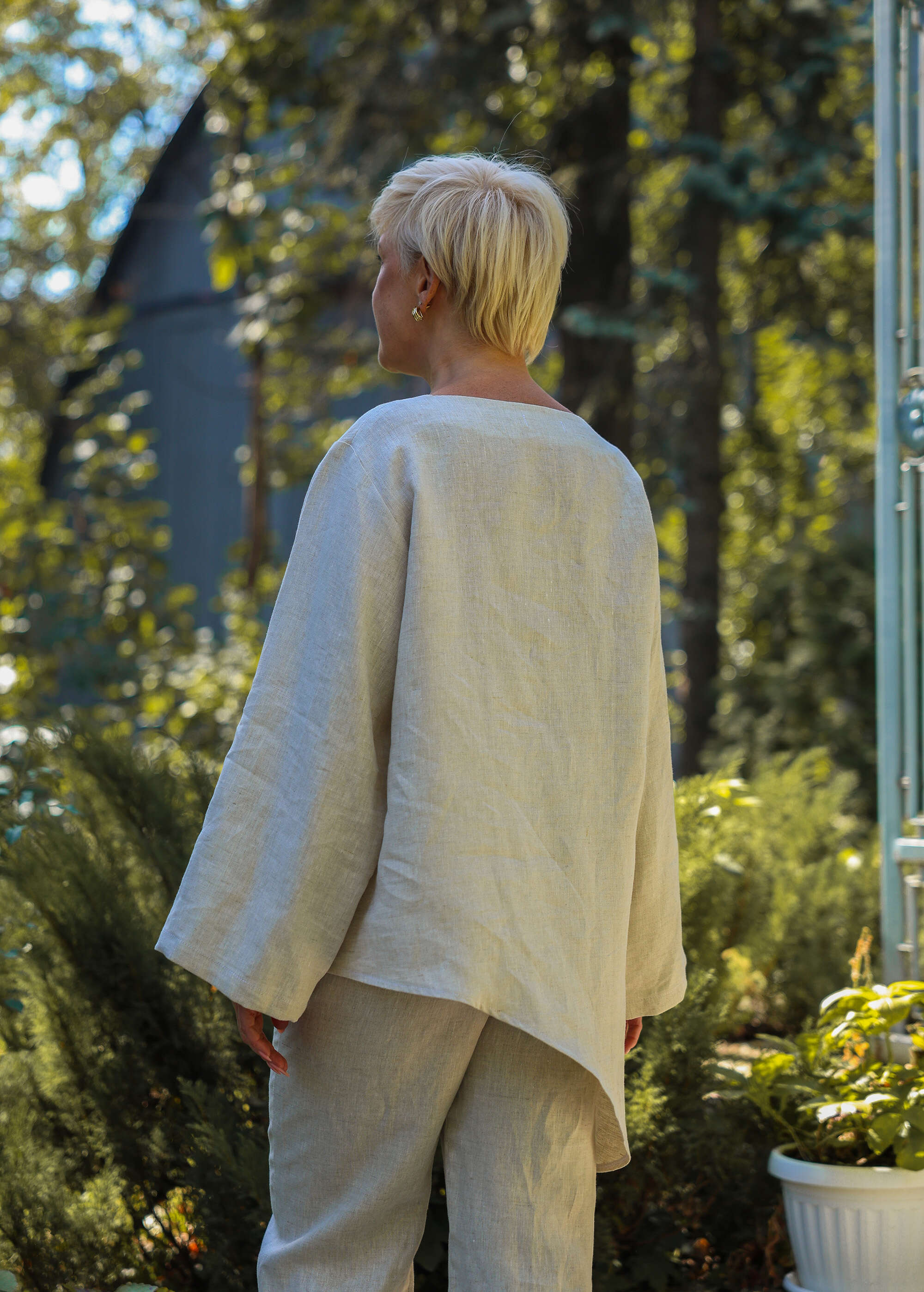 a woman with blonde hair is standing outside