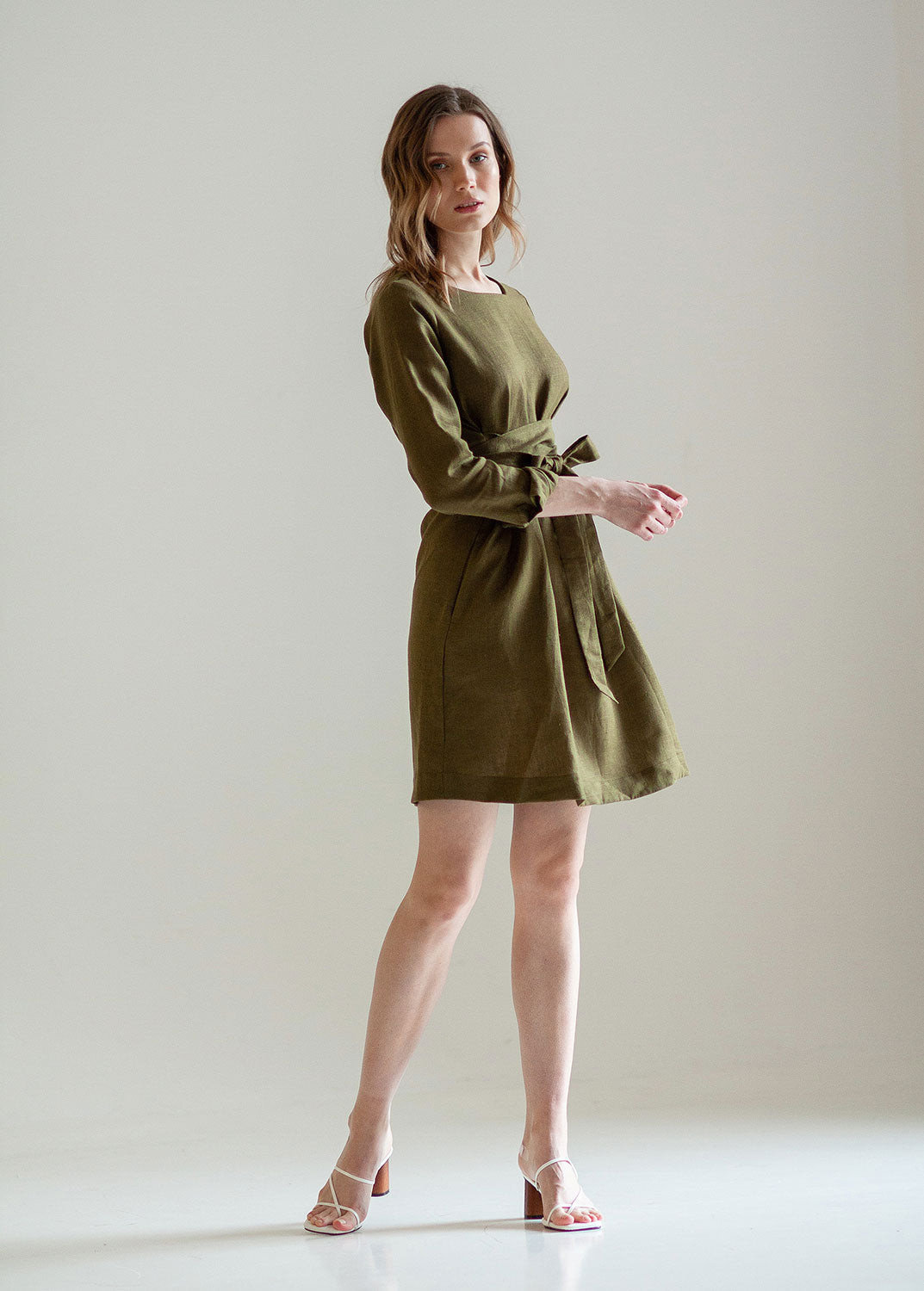 "Audrey" Mini-robe en lin vert kaki