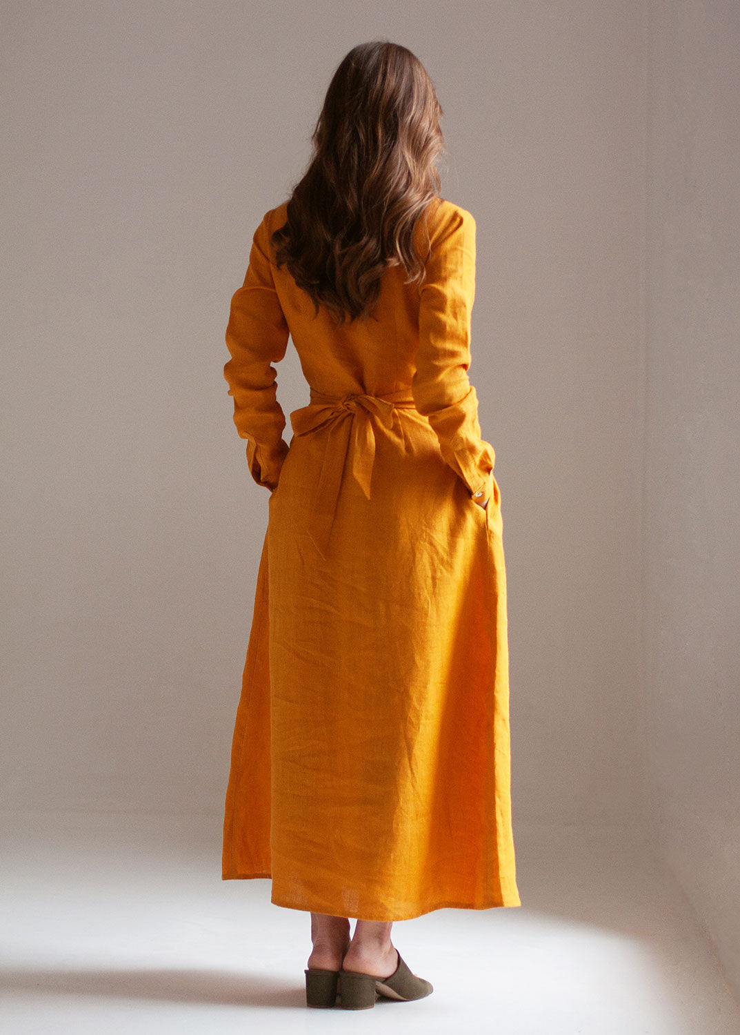 Robe longue en lin jaune moutarde "Janet" avec boutons