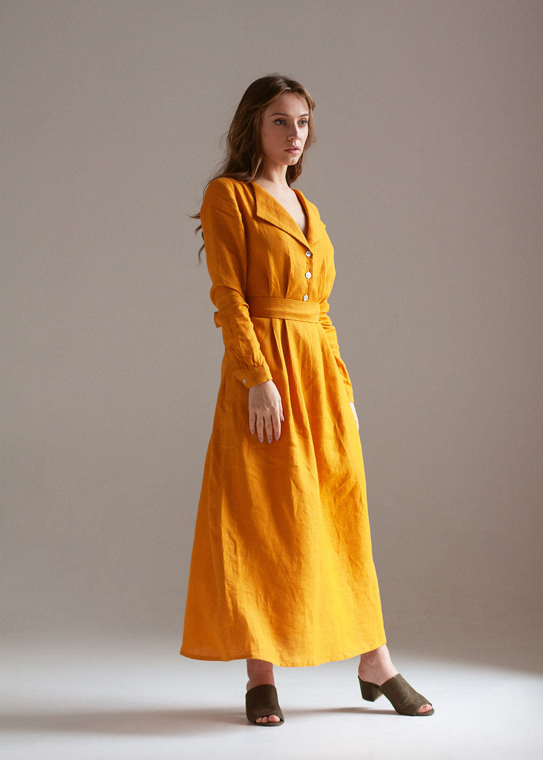 Robe longue en lin jaune moutarde "Janet" avec boutons