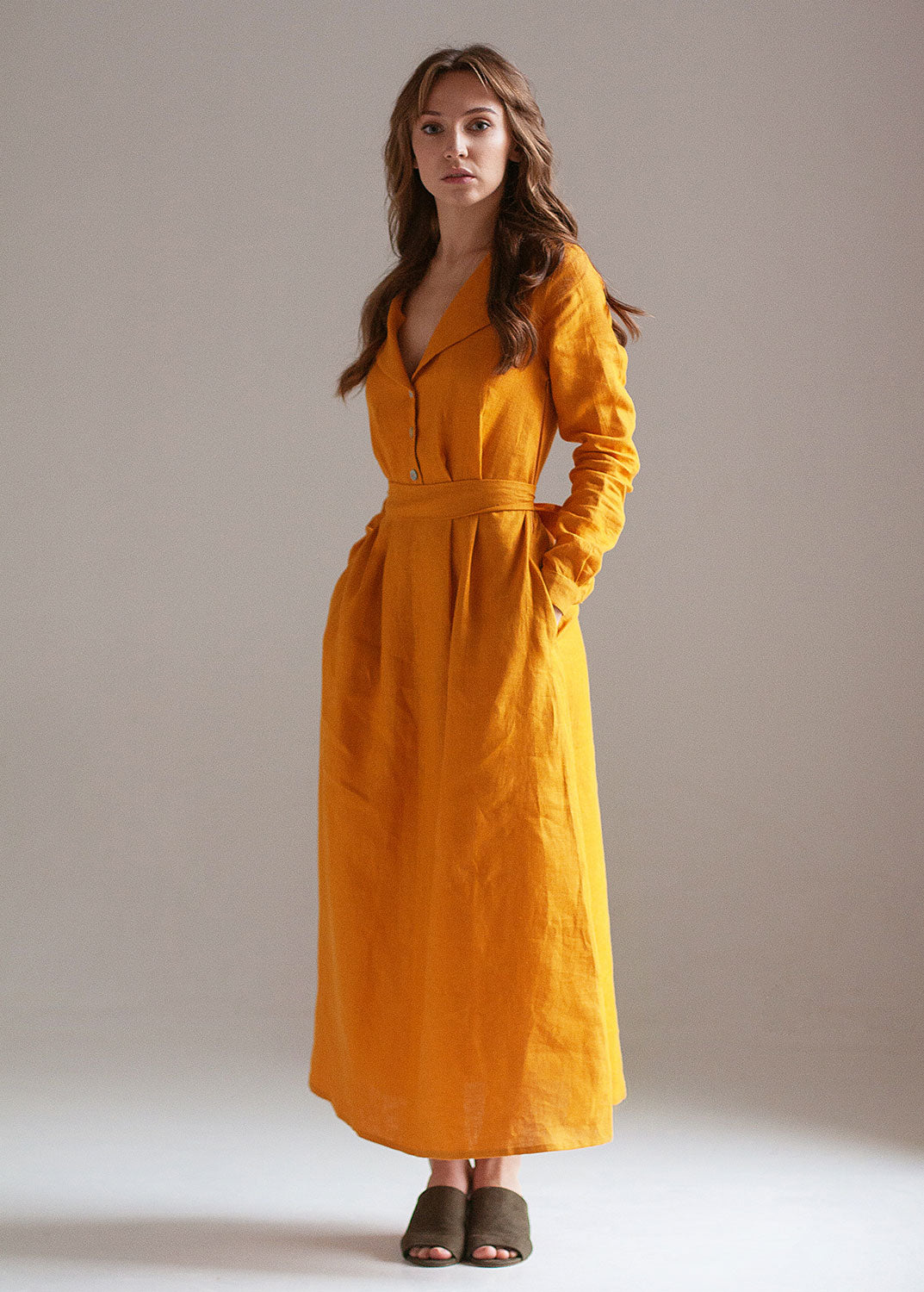 Robe longue en lin jaune moutarde "Janet" avec boutons