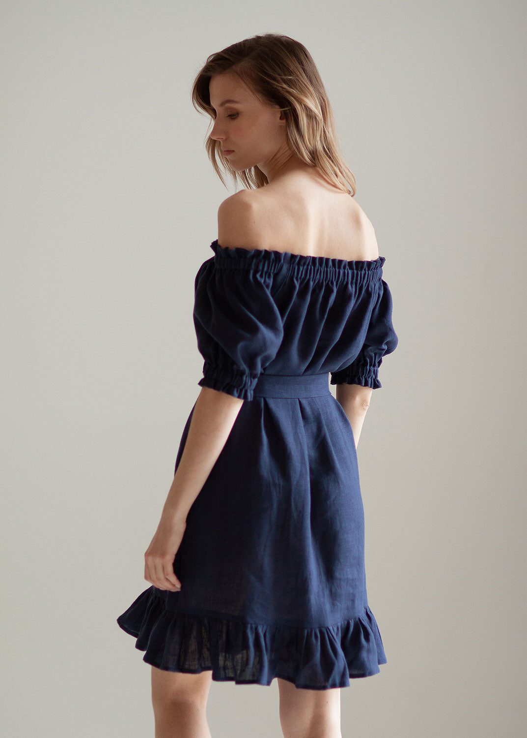 Robe en lin bleu marine à épaules dénudées "Lia"