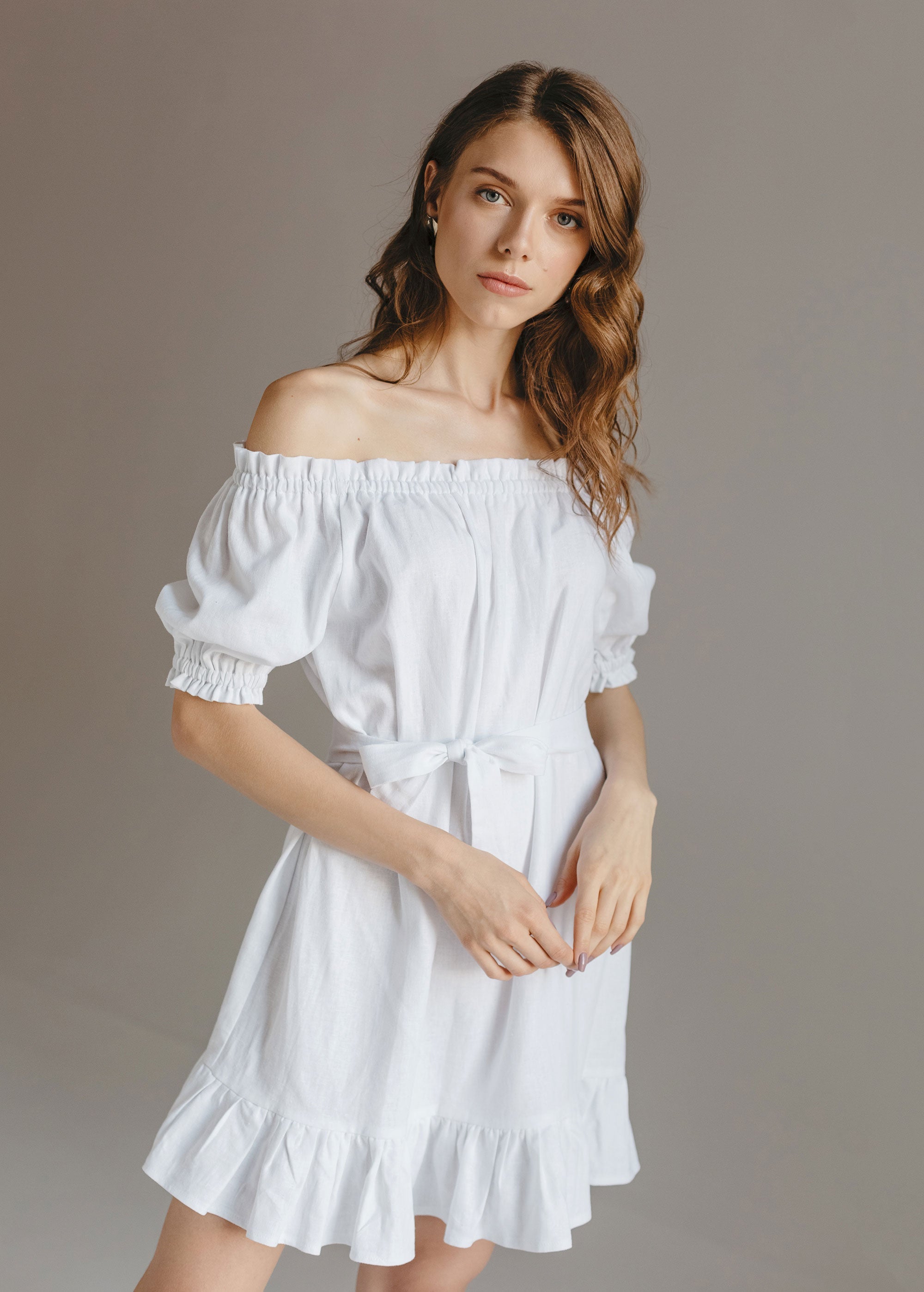 Robe courte blanche à épaules dénudées "Lia"