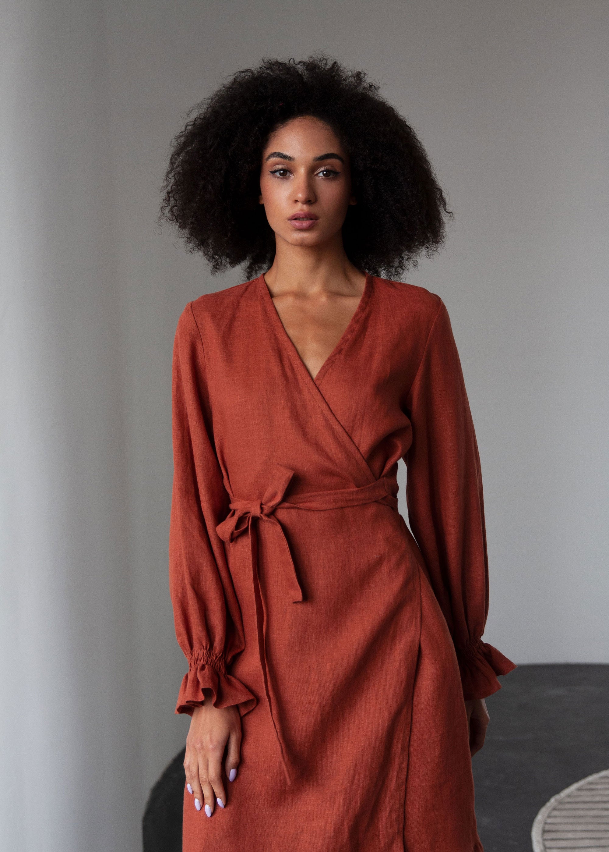 "Jennifer" Robe portefeuille mi-longue en lin orange brûlé