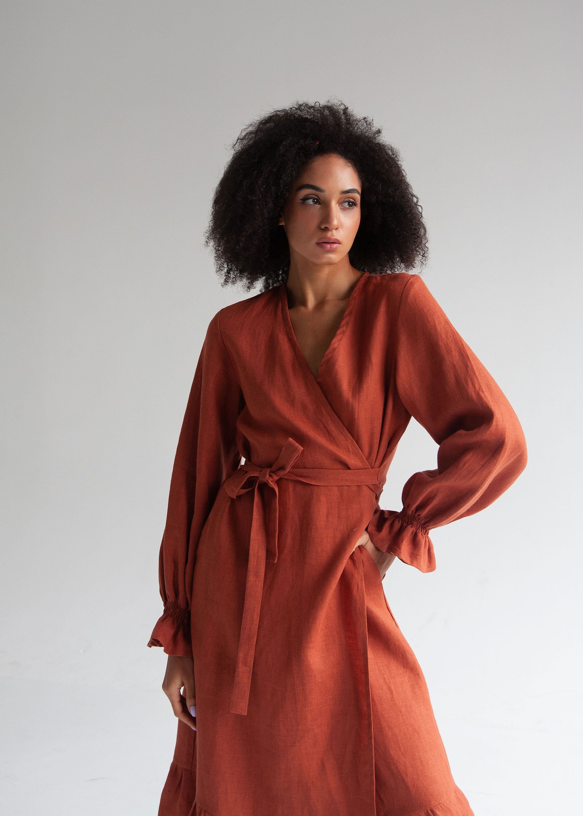 "Jennifer" Robe portefeuille mi-longue en lin orange brûlé