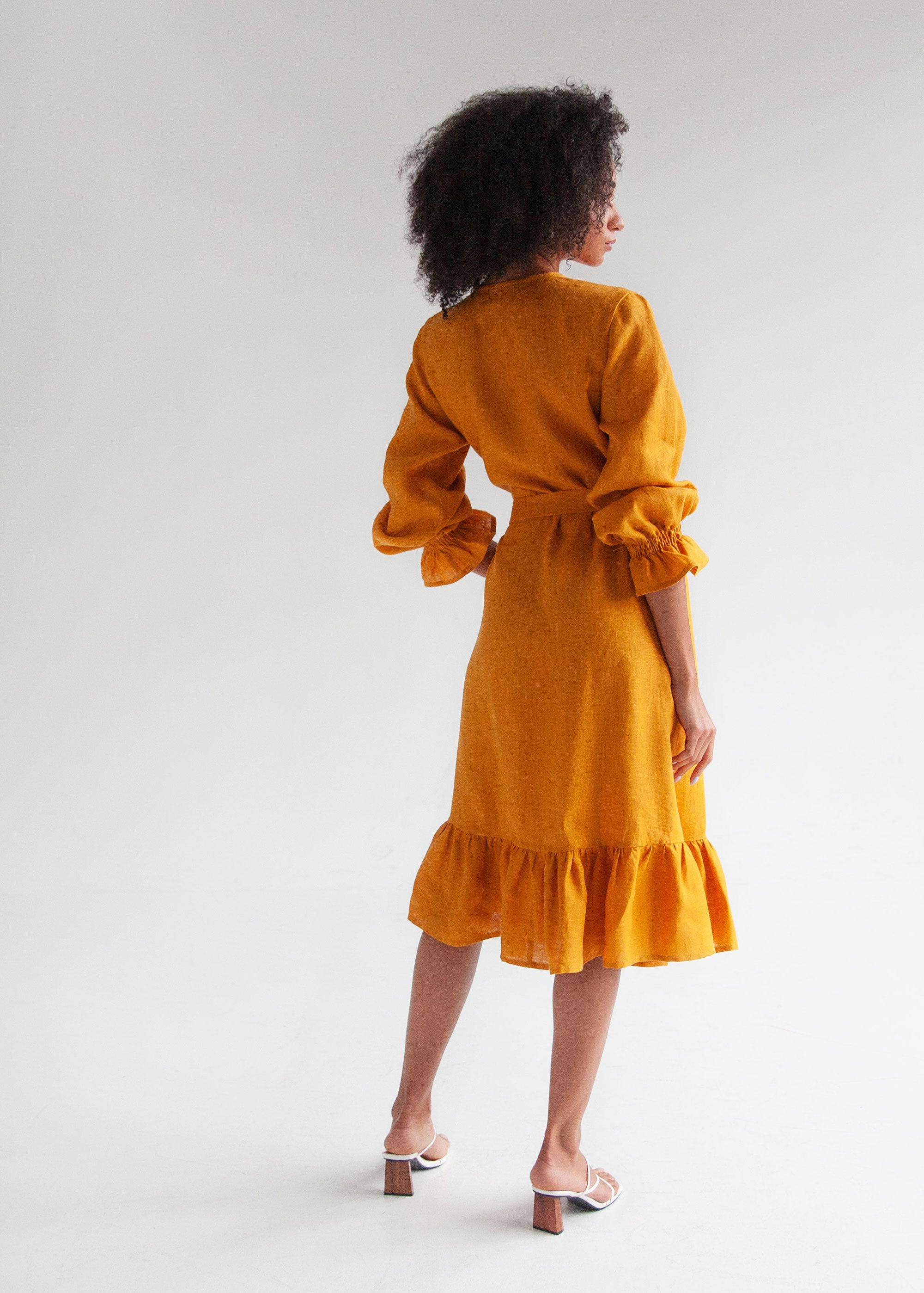 Robe portefeuille en lin jaune moutarde "Jennifer"