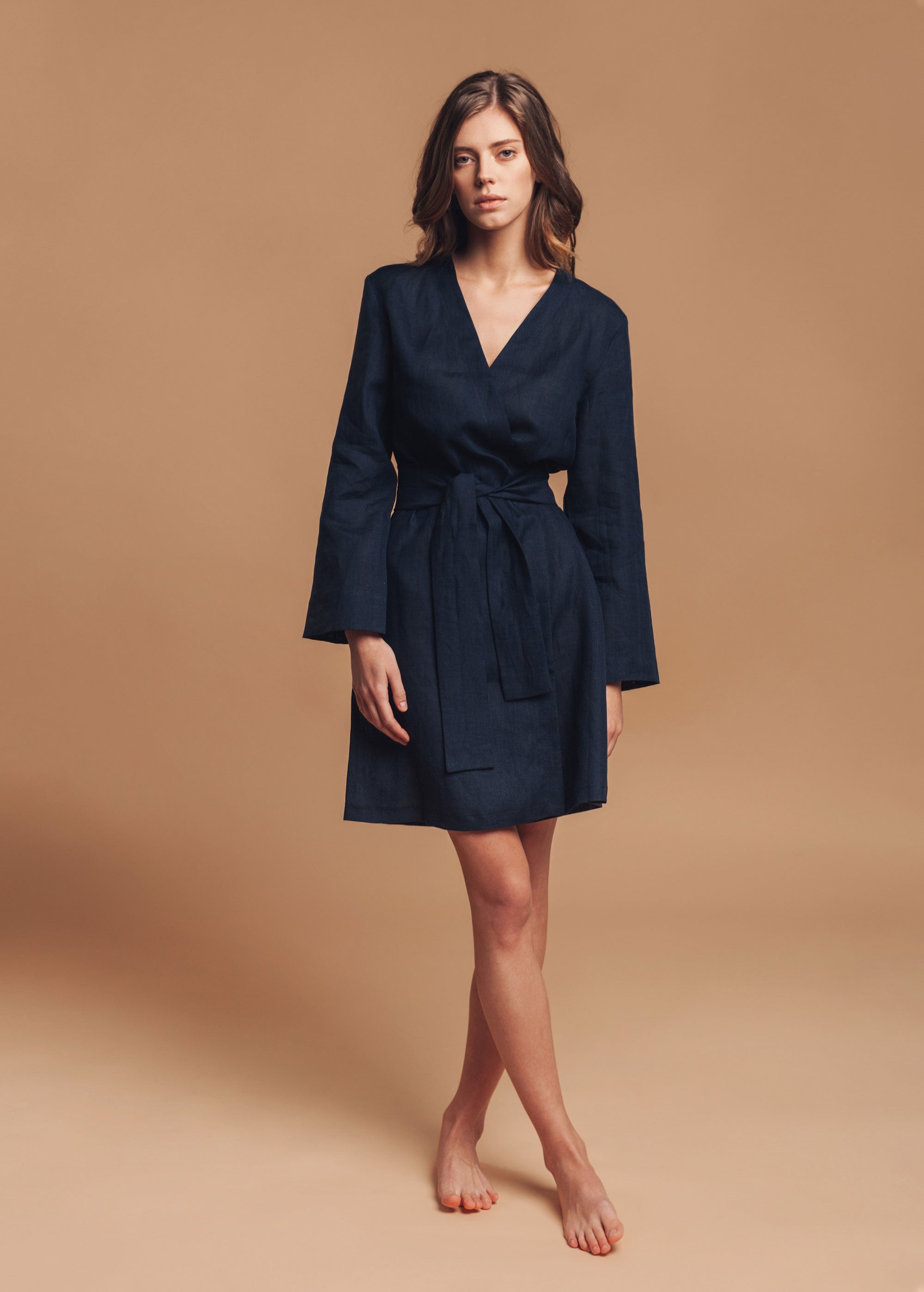 “Midnight” Marineblamarineblaue Kimono-Robe mit Ärmelnuer Kimono-Bademantel „Midnight“ mit Ärmeln