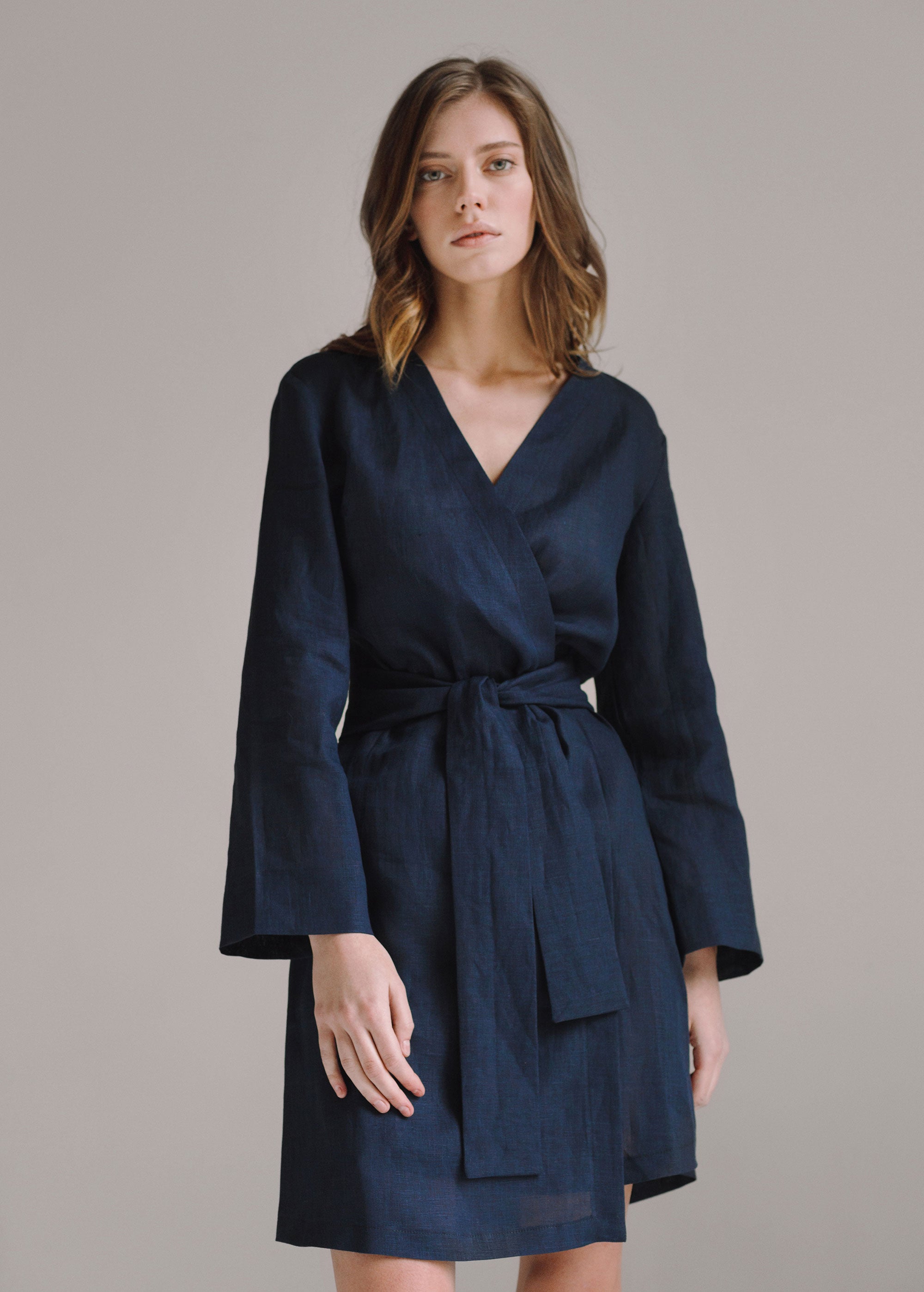 “Midnight” Marineblamarineblaue Kimono-Robe mit Ärmelnuer Kimono-Bademantel „Midnight“ mit Ärmeln