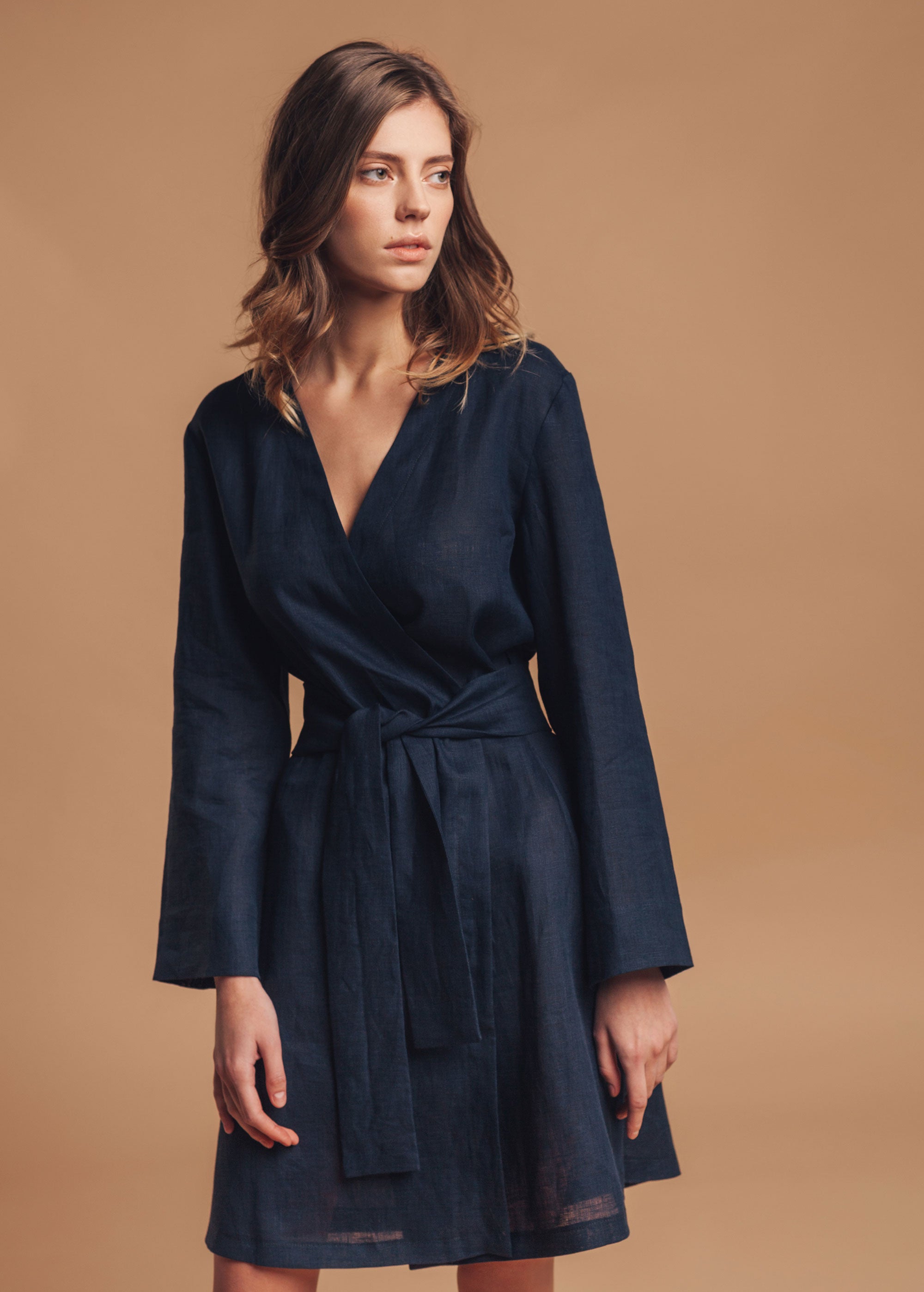 “Midnight” Marineblamarineblaue Kimono-Robe mit Ärmelnuer Kimono-Bademantel „Midnight“ mit Ärmeln