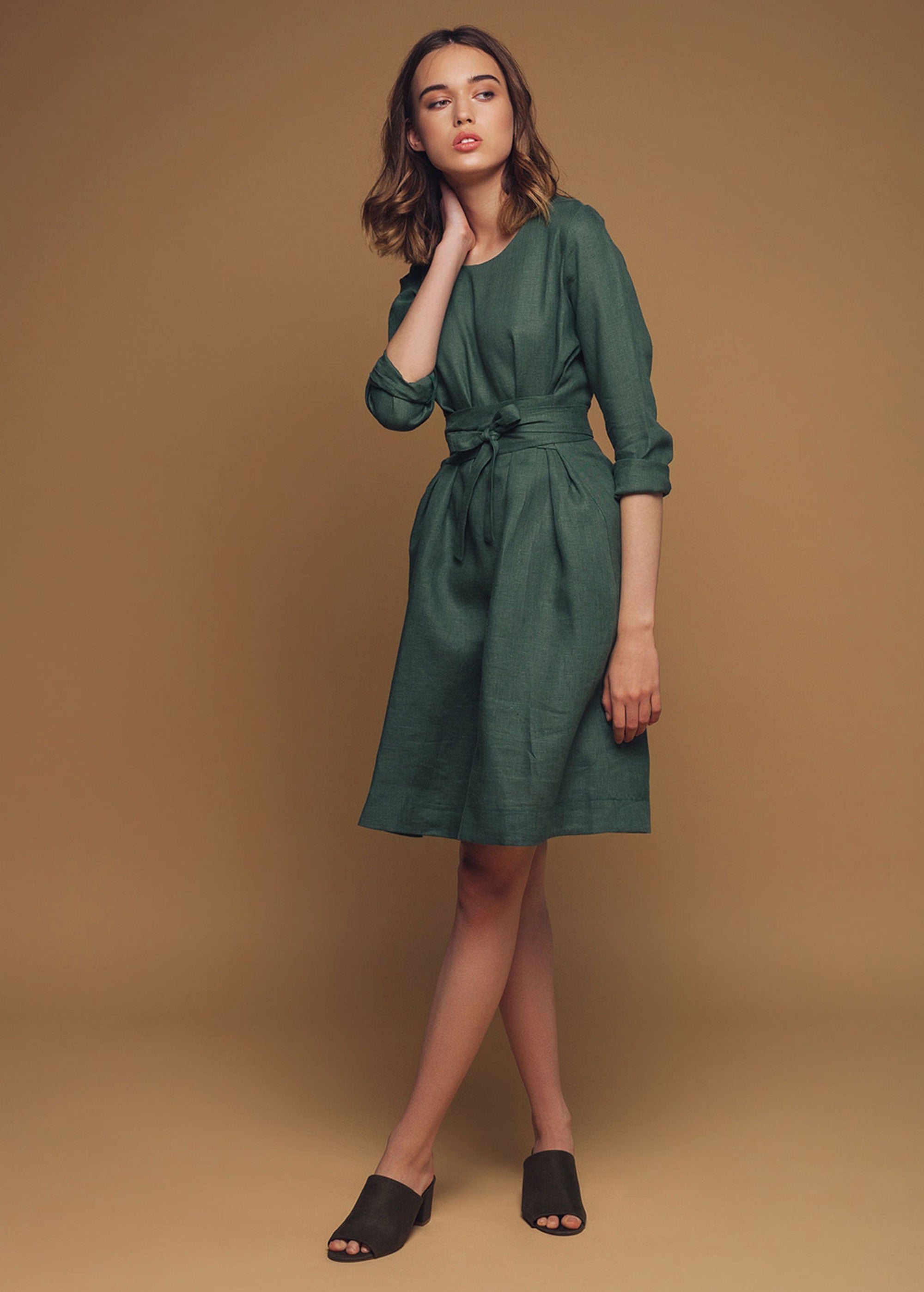 "Audrey" Mini-robe vert mousse jaune