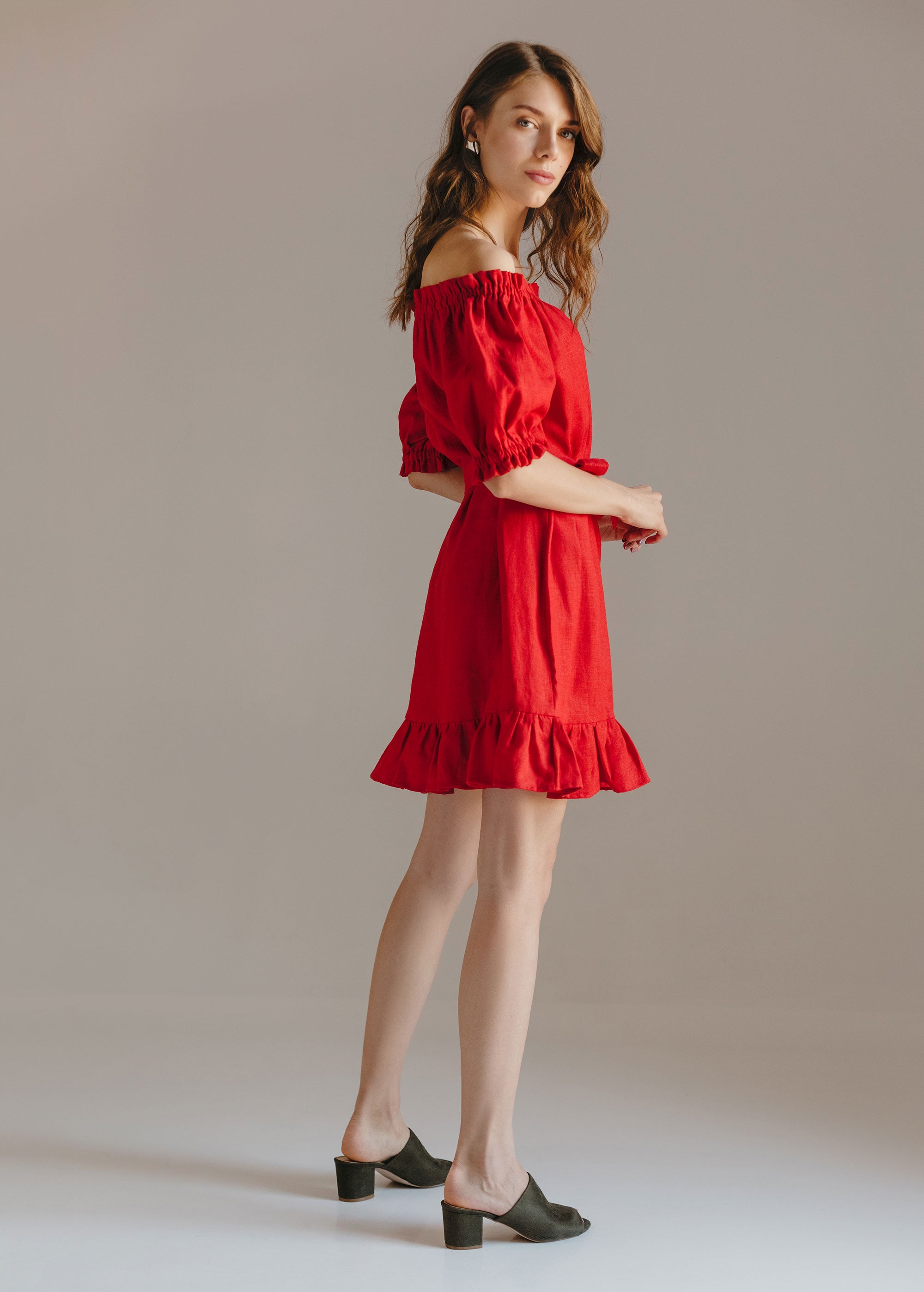 "Lia" Robe courte rouge à épaules dénudées