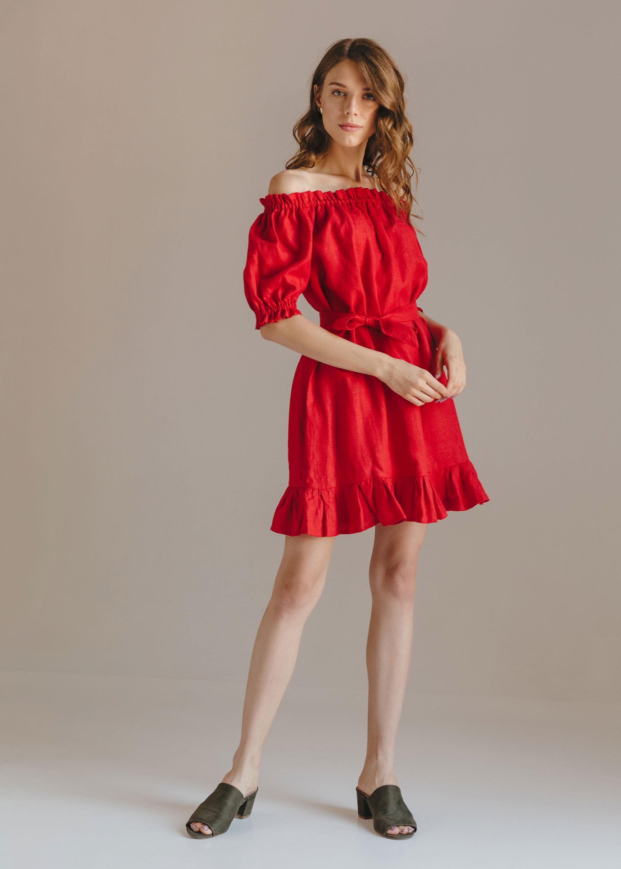 "Lia" Robe courte rouge à épaules dénudées