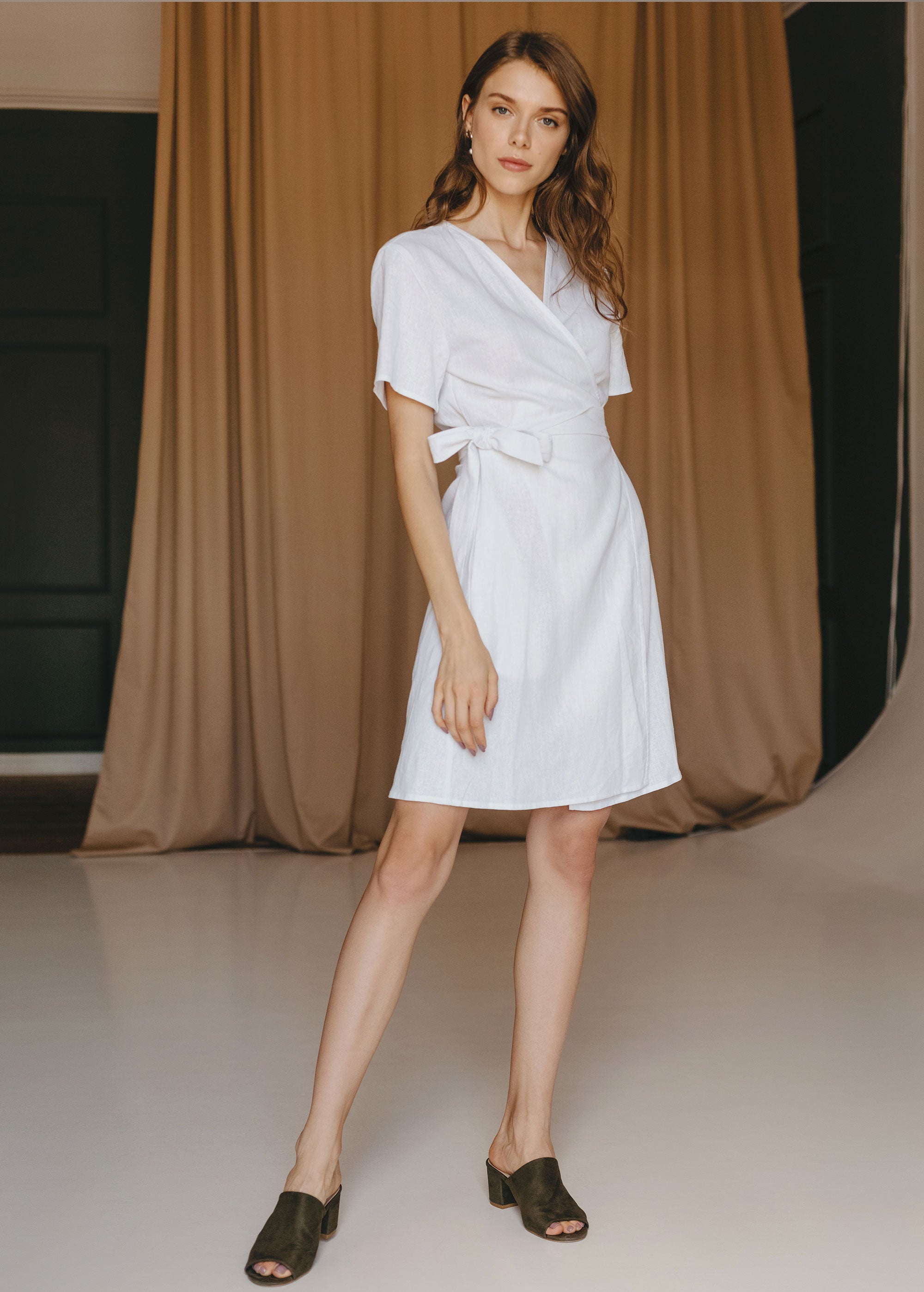 Mini-robe portefeuille en lin blanc "Zoey"