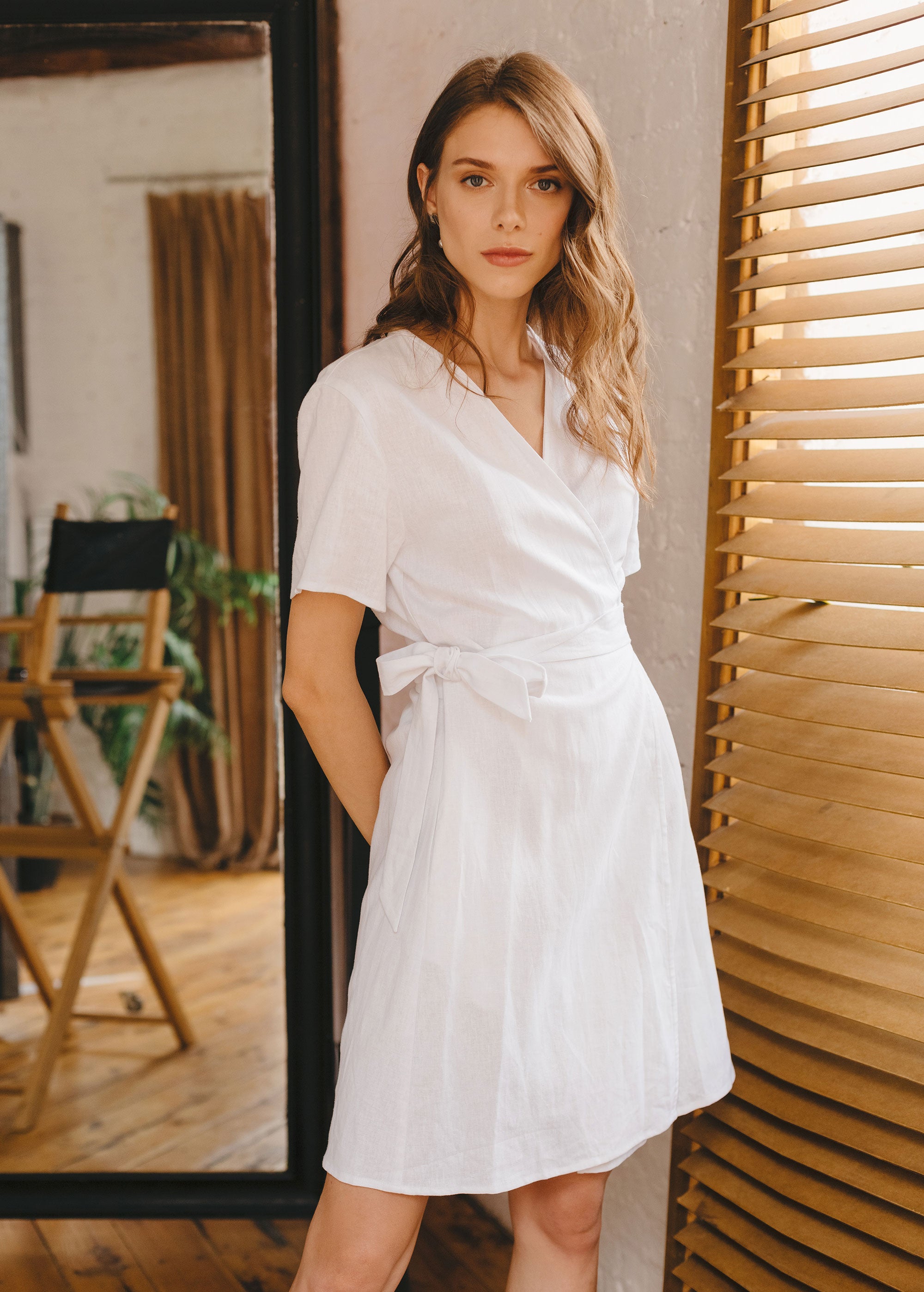 Mini-robe portefeuille en lin blanc "Zoey"